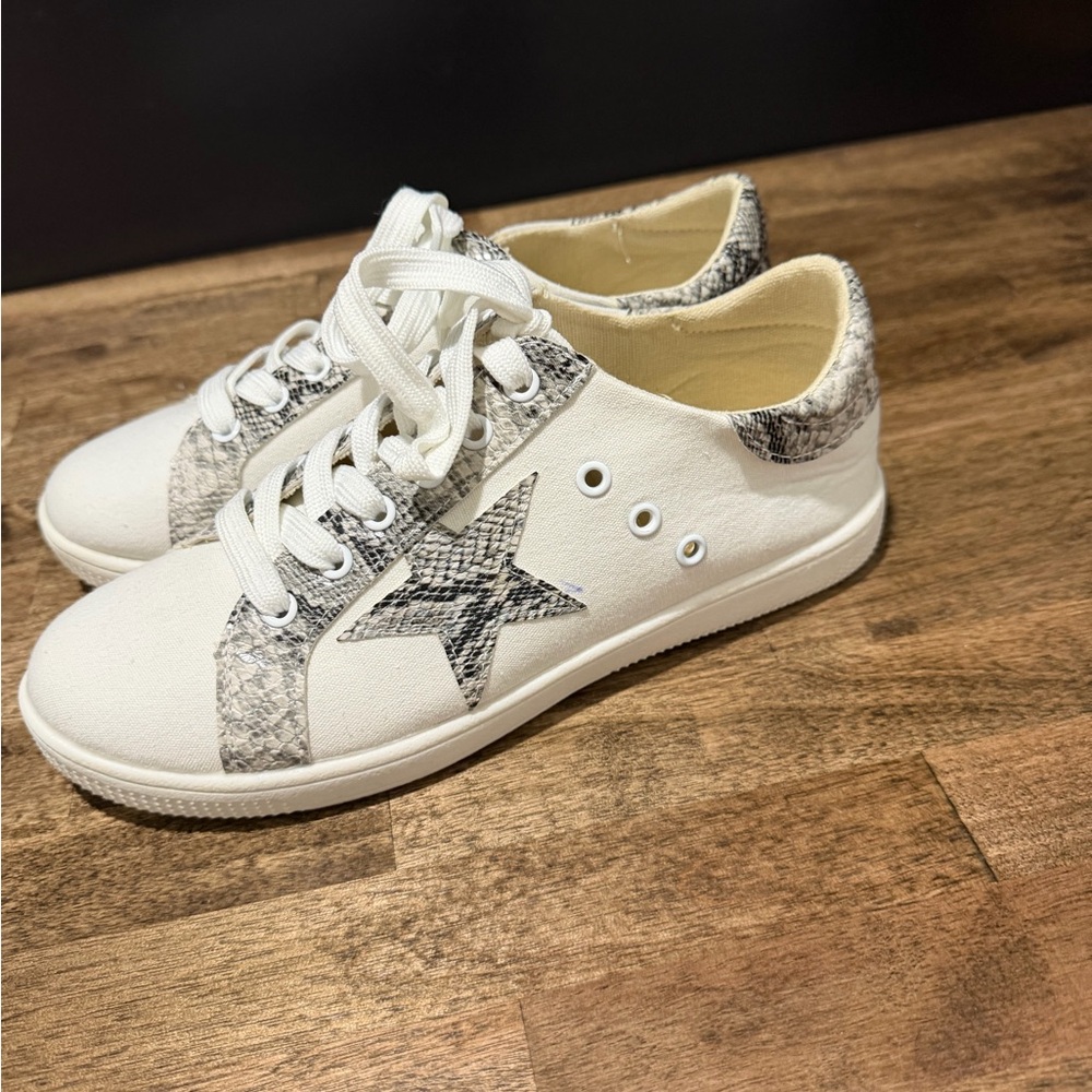 CCOCCI Women's Sneakers in Cream and Gray with Star Accent